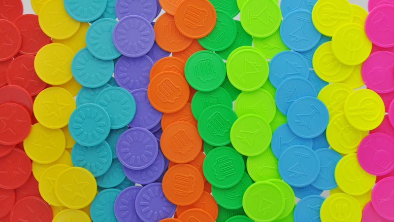Graverte promo sjetonger av resirkulert plast 500stk